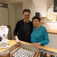 Mitarbeiter hinterm Tresen