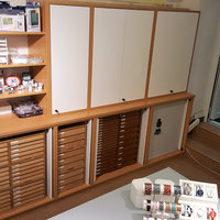Regale hinter der Theke mit Weckern